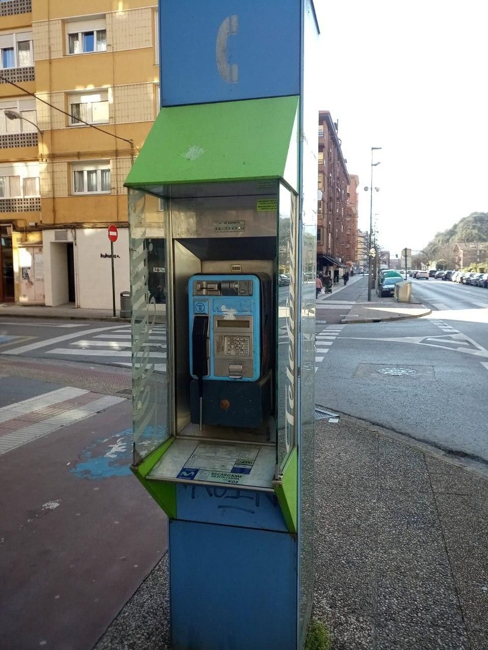 Cabina de teléfono en la Avenida Zumalakarregi de Llodio, Álava