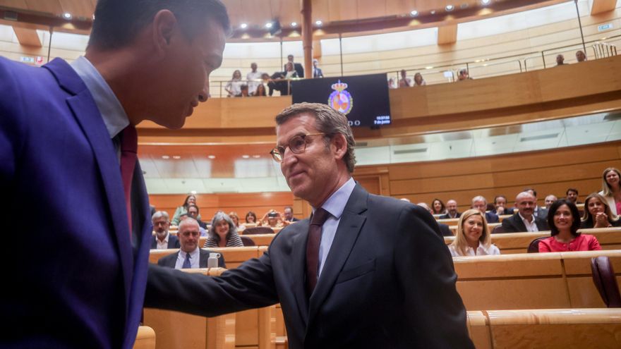 El presidente del Gobierno, Pedro Sánchez (i), y el líder del PP, Alberto Núñez Feijóo (d), se saludan en una sesión plenaria en el Senado, a 7 de junio de 2022.