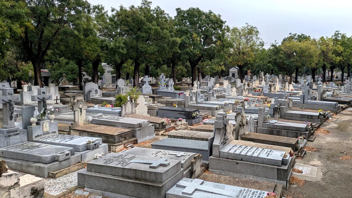 Varias tumbas en el cementerio de la Almudena