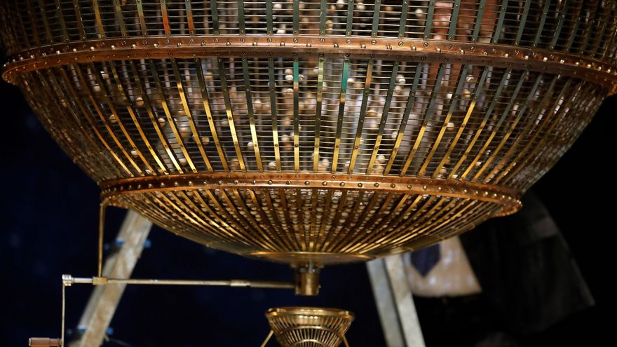 El sorteo de la Lotería de Navidad está tan solo a unas horas de comenzar en el Teatro Real, en Madrid, una tradición que este domingo seguirán miles de españoles de principio a fin o por lo menos hasta que llegue el primer premio, el gordo, con 4.000.000 euros a la serie, 400.000 euros el décimo. EFE/Juan Carlos Hidalgo