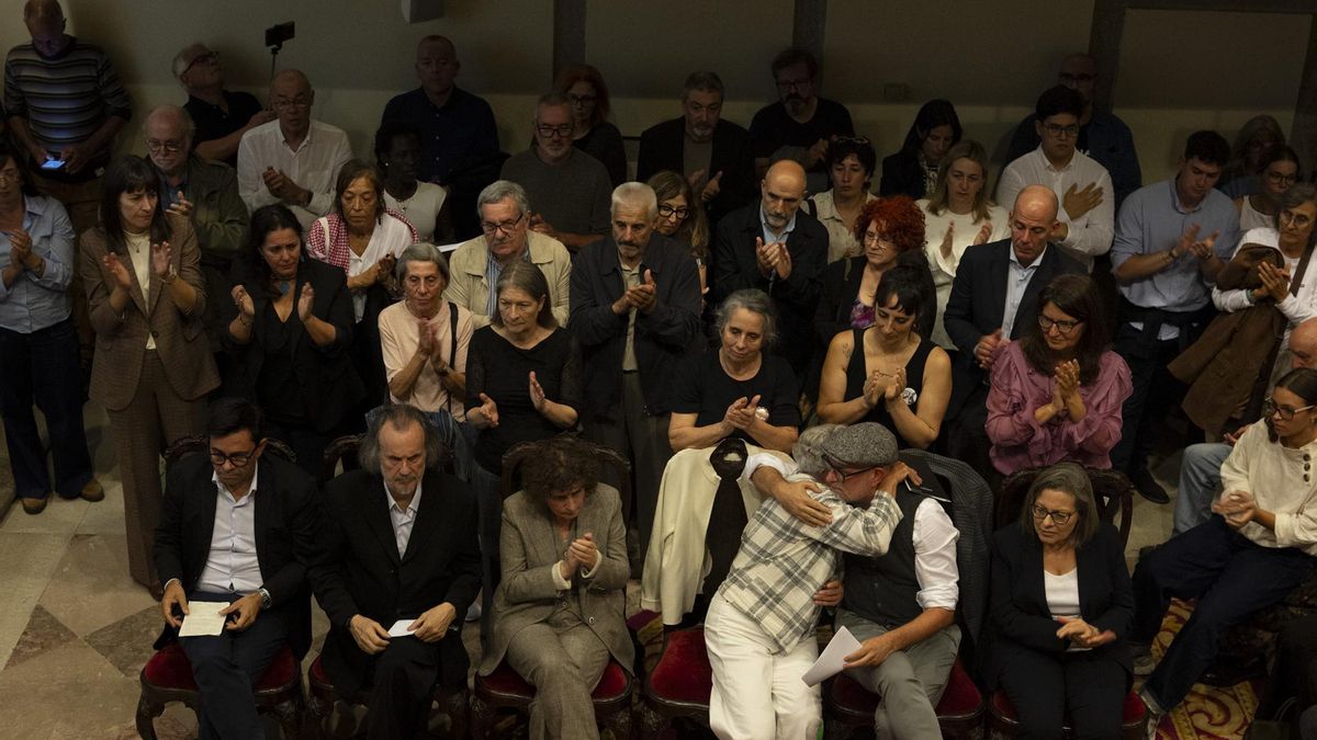 El exalcalde de Santiago, Martiño Noriega, y la que fue teniente de alcalde de la capital gallega con Xosé Sánchez Bugallo, Encarna Otero, se abrazan en el acto de despedida. En segunda y tercera fila, de pie, varios dirigentes del BNG, entre ellos Ana Pontón, Ana Miranda y Néstor Rego.