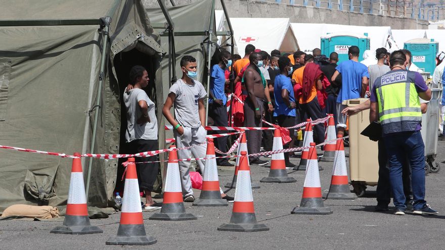 El Estado y Canarias agilizan la salida de migrantes del muelle de Arguineguín, donde permanecían este viernes más de 300 personas