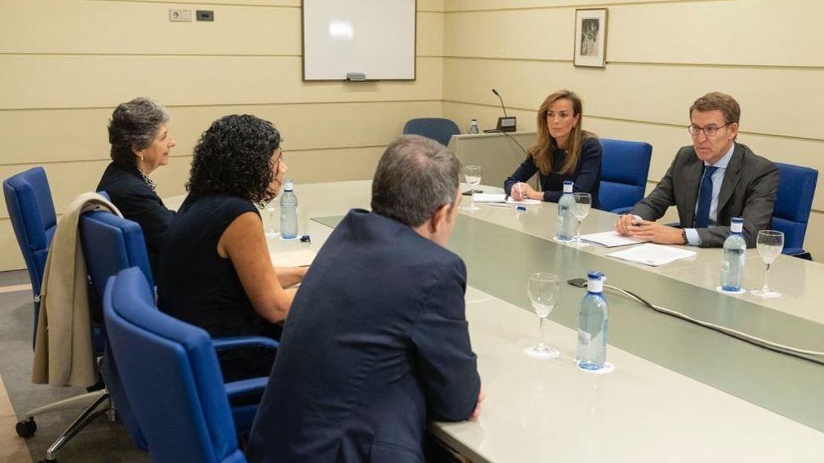 El líder del PP, Alberto Núñez Feijóo, con la presidenta de la AEB, Ana Losada
