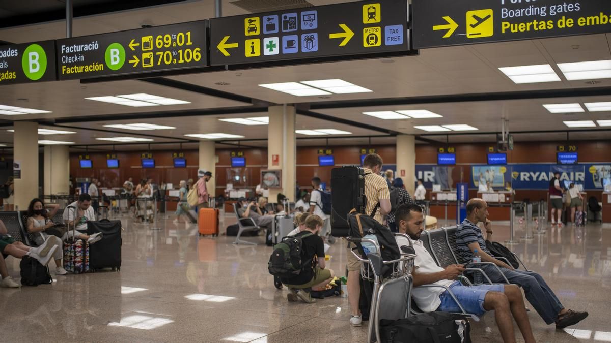 La huelga del personal de tierra, facturación y embarque del aeropuerto del Prat afecta a al menos 20 vuelos