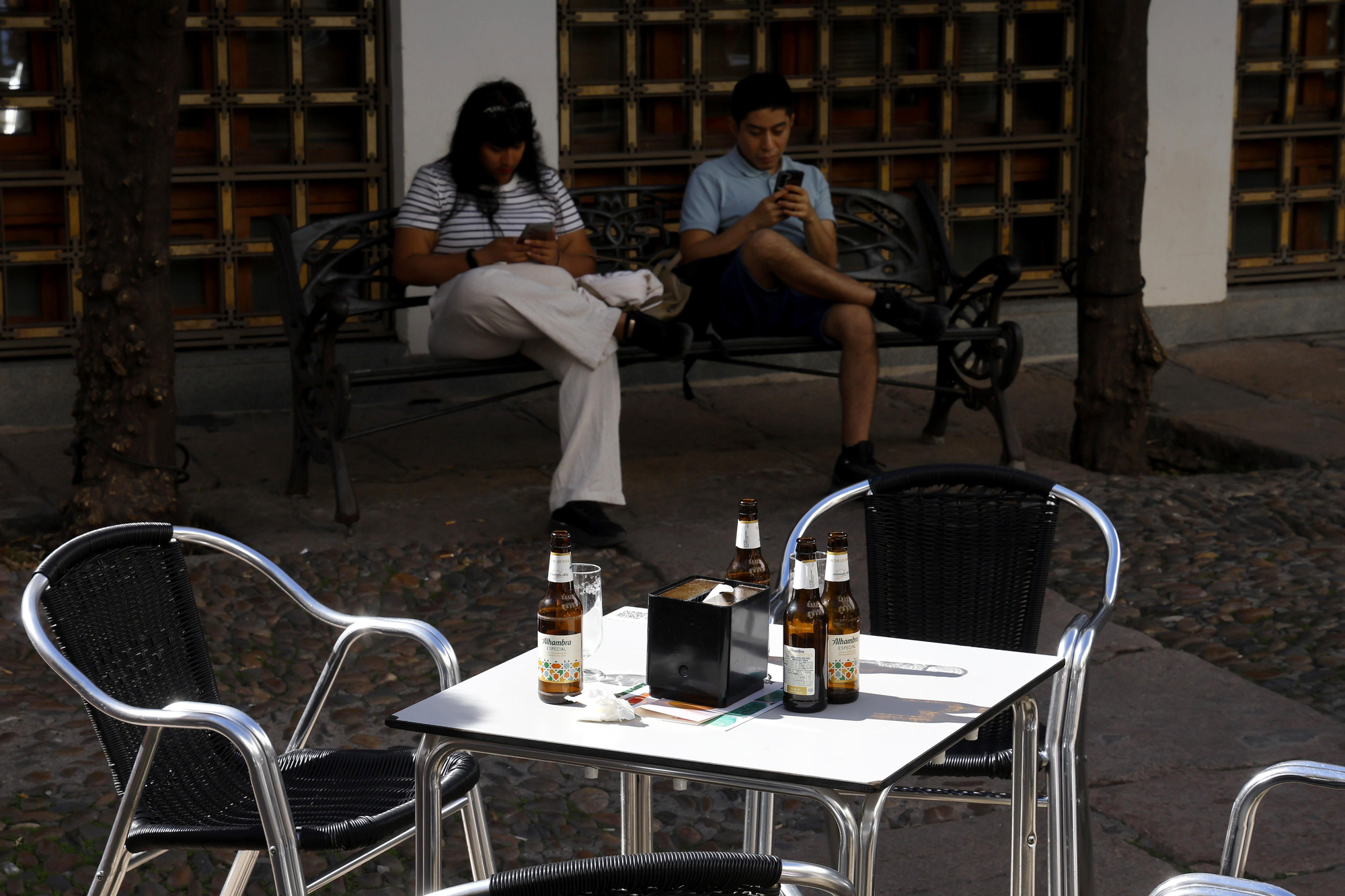 Turistas en el puente de los Santos en Córdoba sin trenes con Madrid