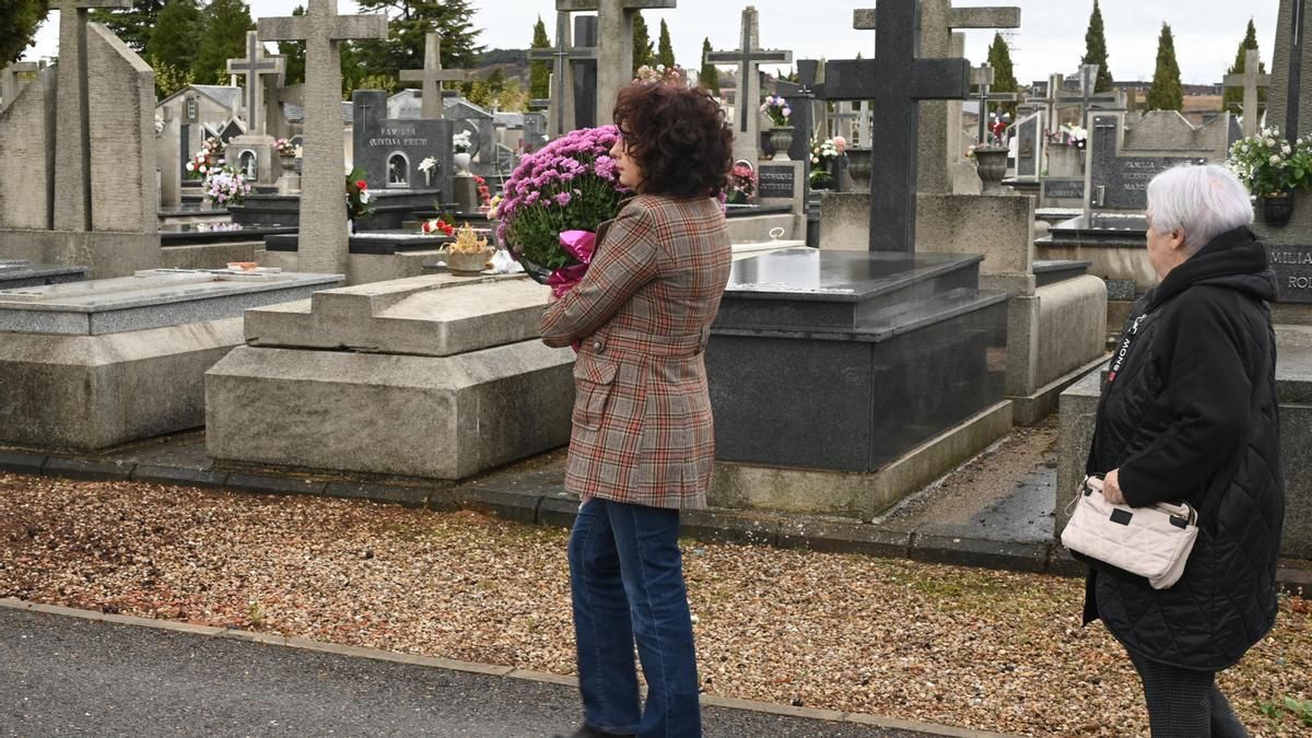 La lluvia no impide que miles de leoneses recuerden a sus seres queridos en sus cementerios
