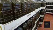 Producción de aceite recién envasada en la fábrica de Enoro en Arahal (Sevilla)