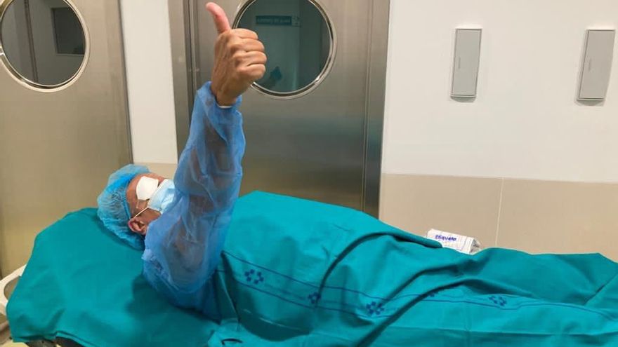 Cuatro décadas para conseguir esta fotografía: el primer paciente operado en los quirófanos del Hospital del Sur en Tenerife