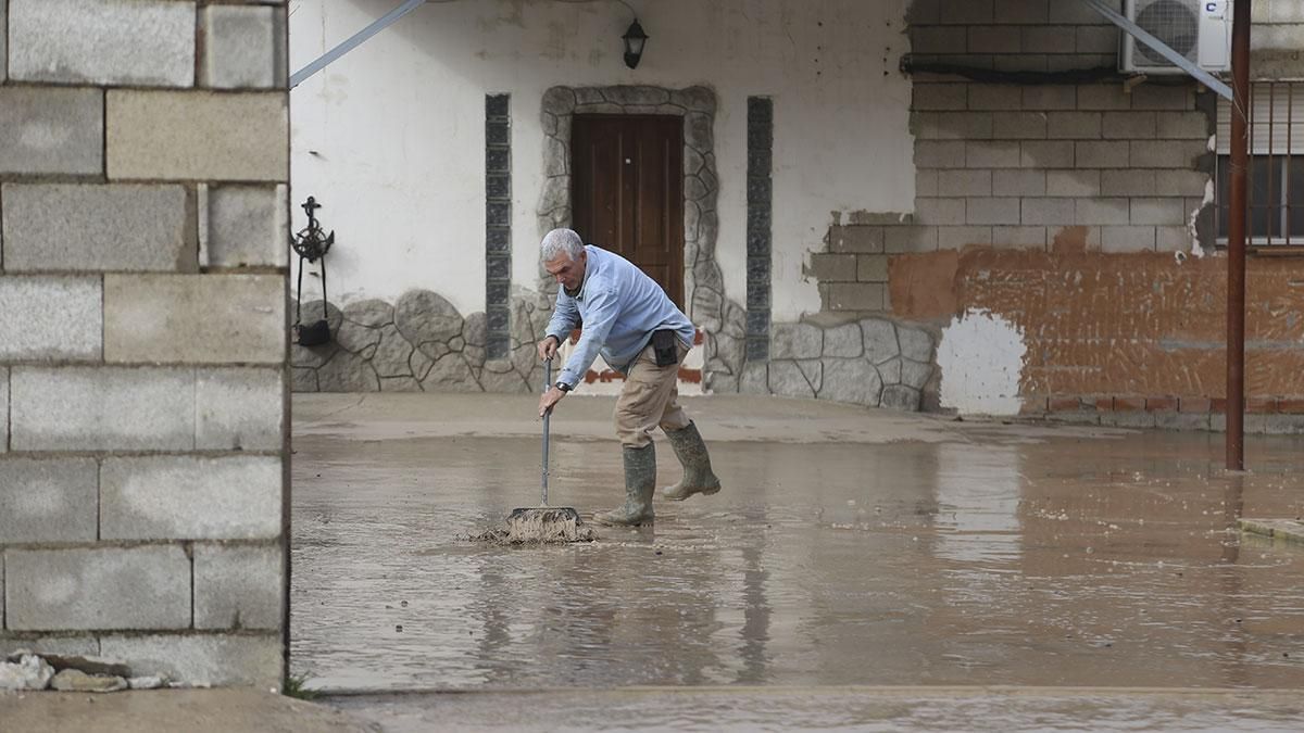 Vecinos de la parcelación San Isidro empiezan a limpiar sus casas después de las inundaciones