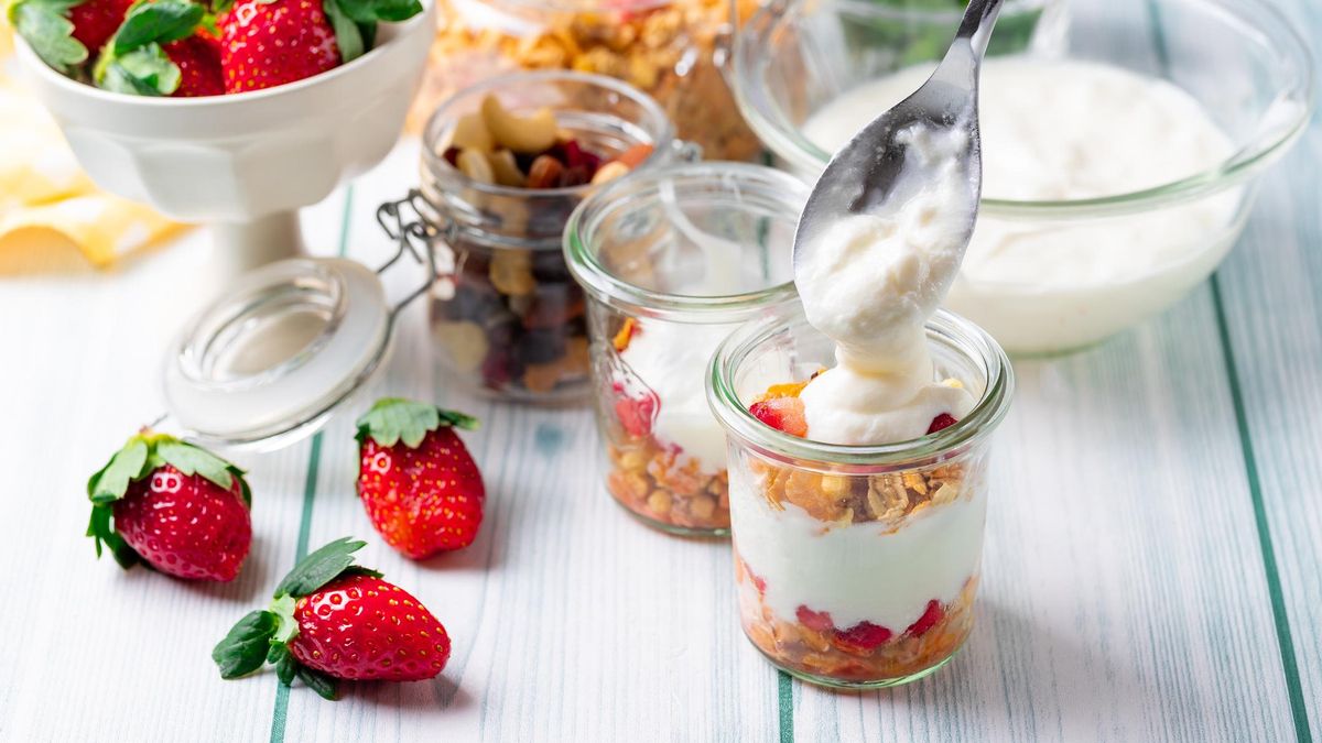 Yogur con granola y fresas.