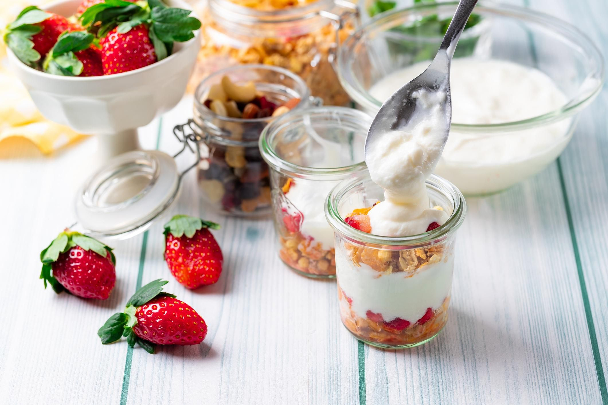 Yogur con granola y fresas.