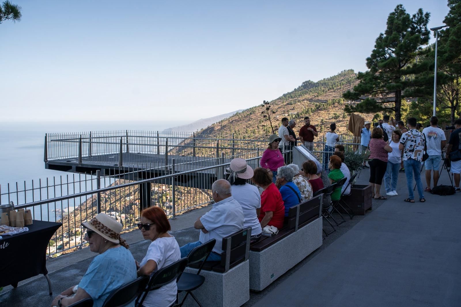 Acto de inauguración del Mirador de  Las Indias de Fuencaliente, este viernes.