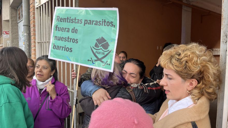 Los activistas paran por cuarta vez el desahucio de Pilar, víctima de violencia de género