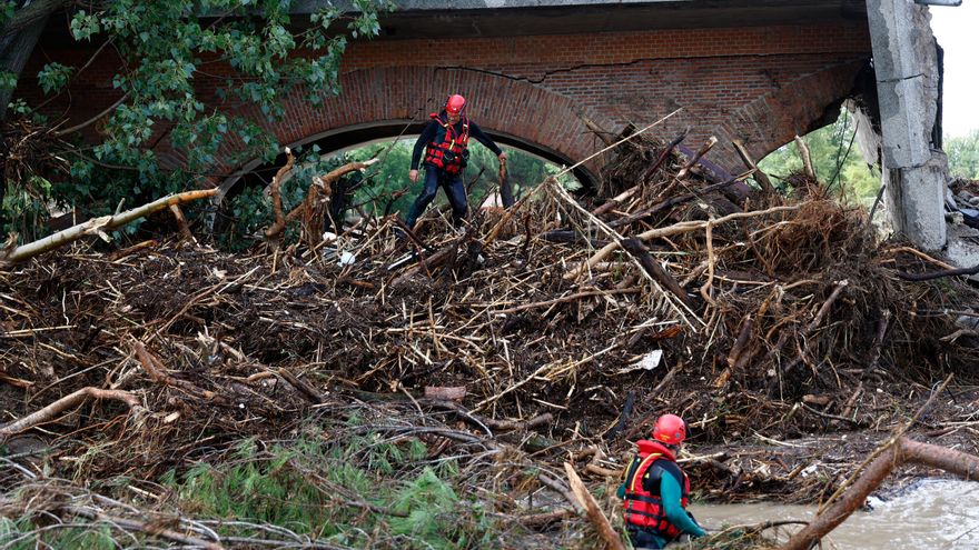 Agua envasada y cisternas para los pueblos afectados por la avería del sistema de Picadas en Toledo y Madrid
