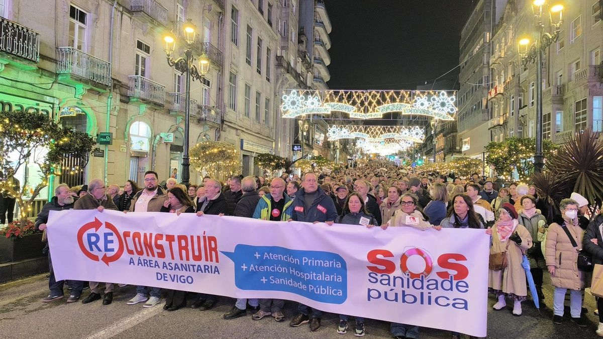 Miles de personas claman en defensa de la sanidad pública en Vigo, donde Ribera Salud tiene su mayor hospital en Galicia