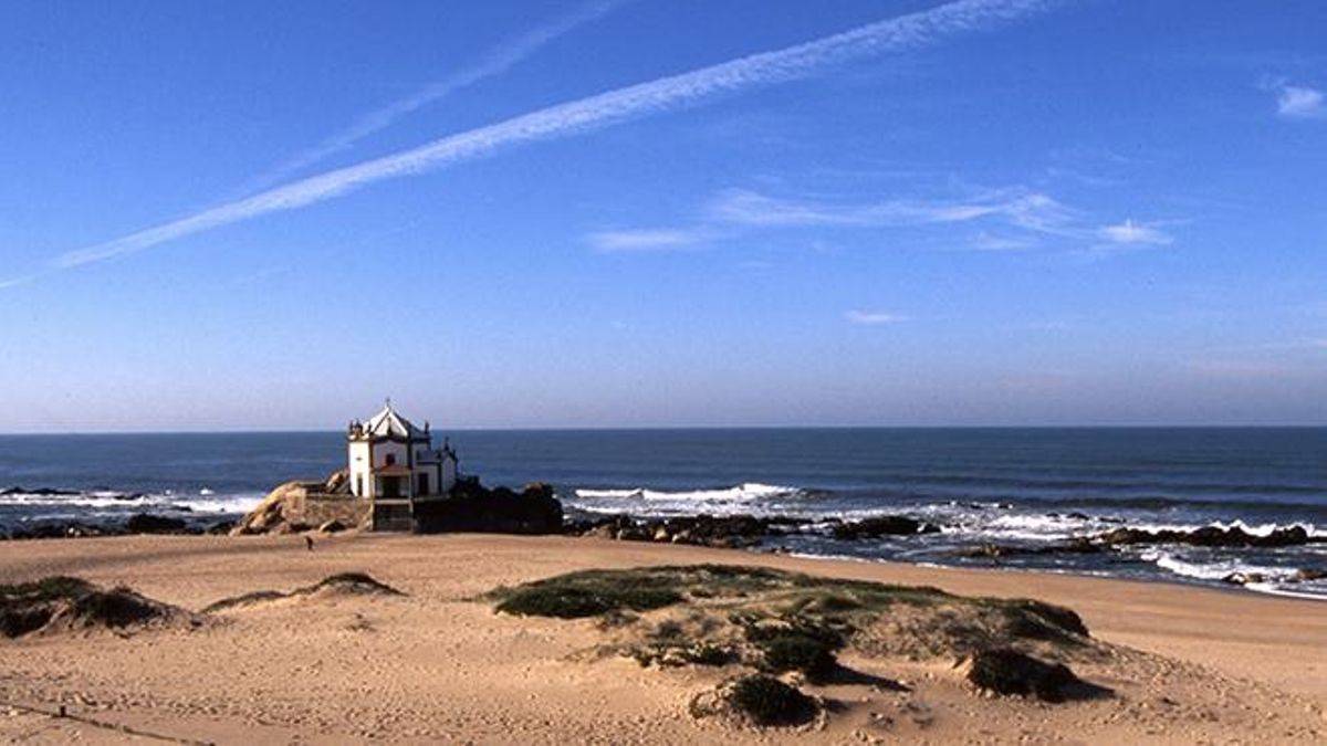 La Capilla del Senhor da Pedra en la Praia do Senhor da Pedra, en Vila Nova de Gaia