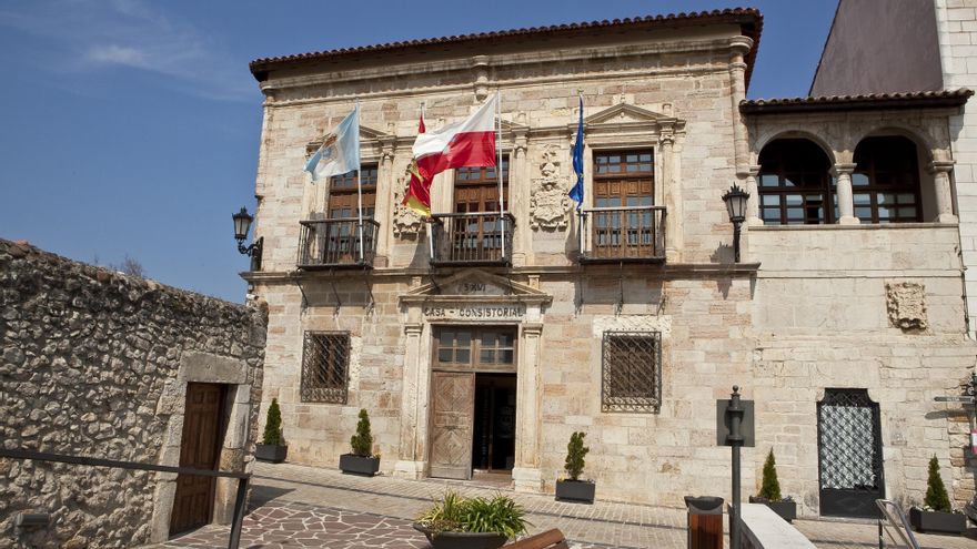 Edificio y fachada del Ayuntamiento de San Vicente de la Barquera