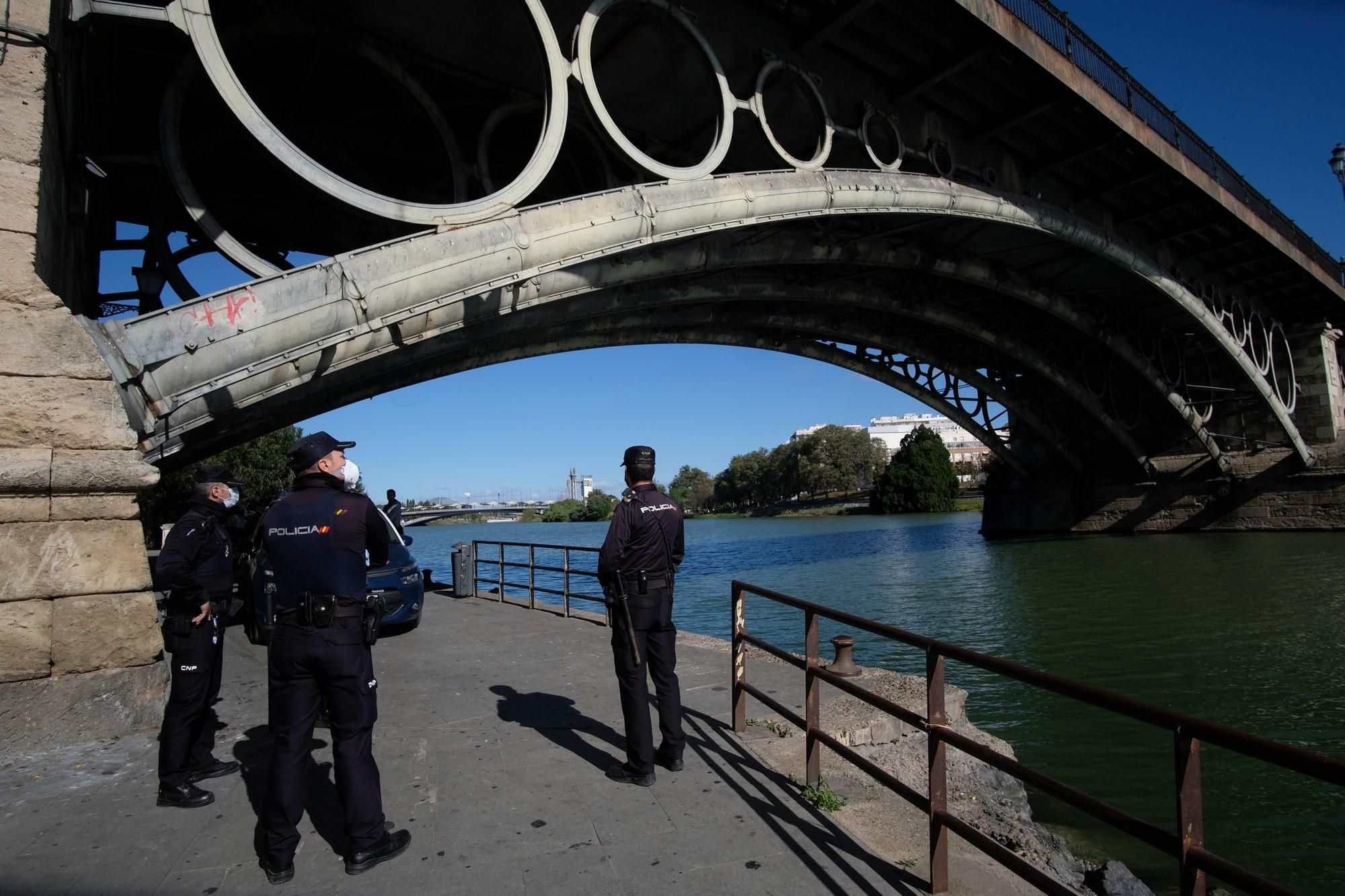 La policía y la UME han bajado a la orilla del Guadalquivir para recordar a un puñado de pescadores que no, que no se puede salir a pescar. /Foto: Luis Serrano