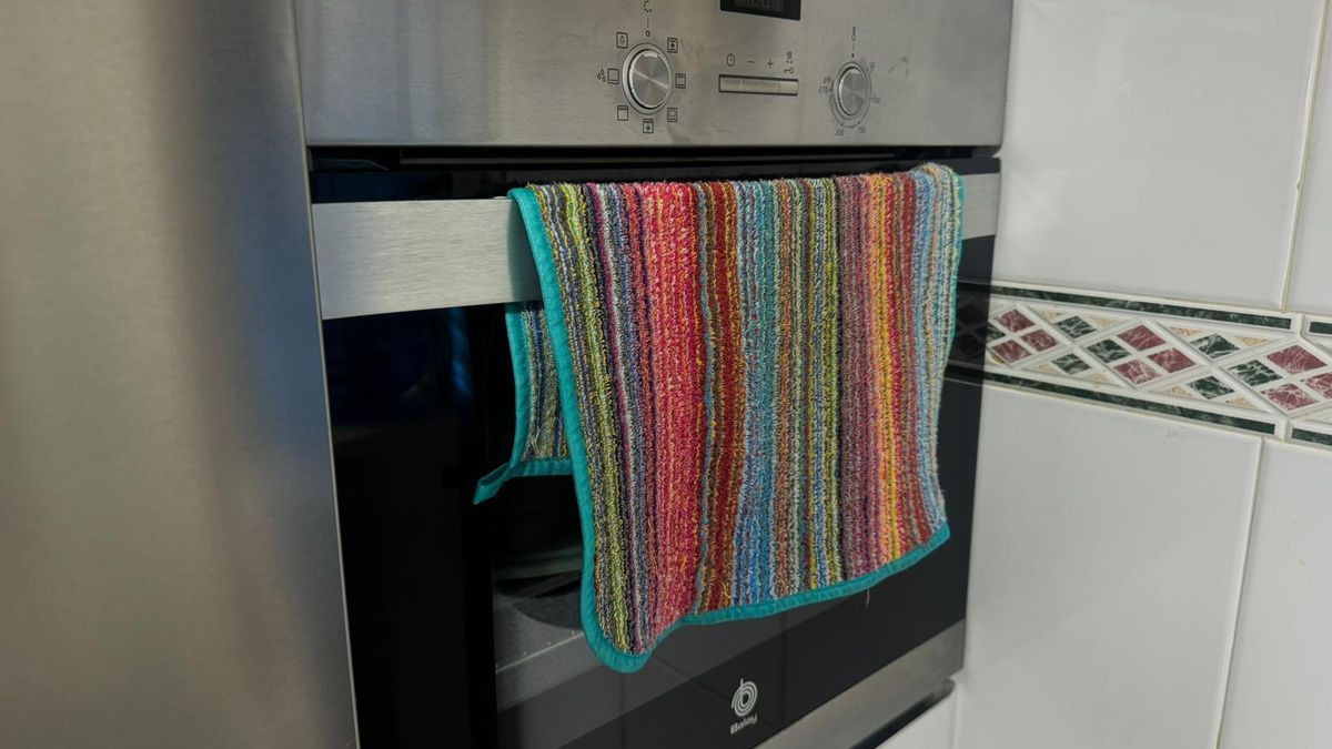 Por qué no es buena idea colgar los paños de cocina en la puerta del horno