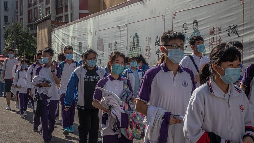 Estudiantes con mascarillas en Pekín