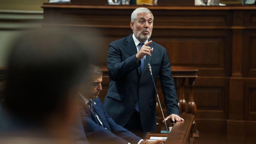 Tensión en el Parlamento canario: Clavijo reitera que Vox es fascista y Galván le acusa de ser "primo hermano" de Mussolini