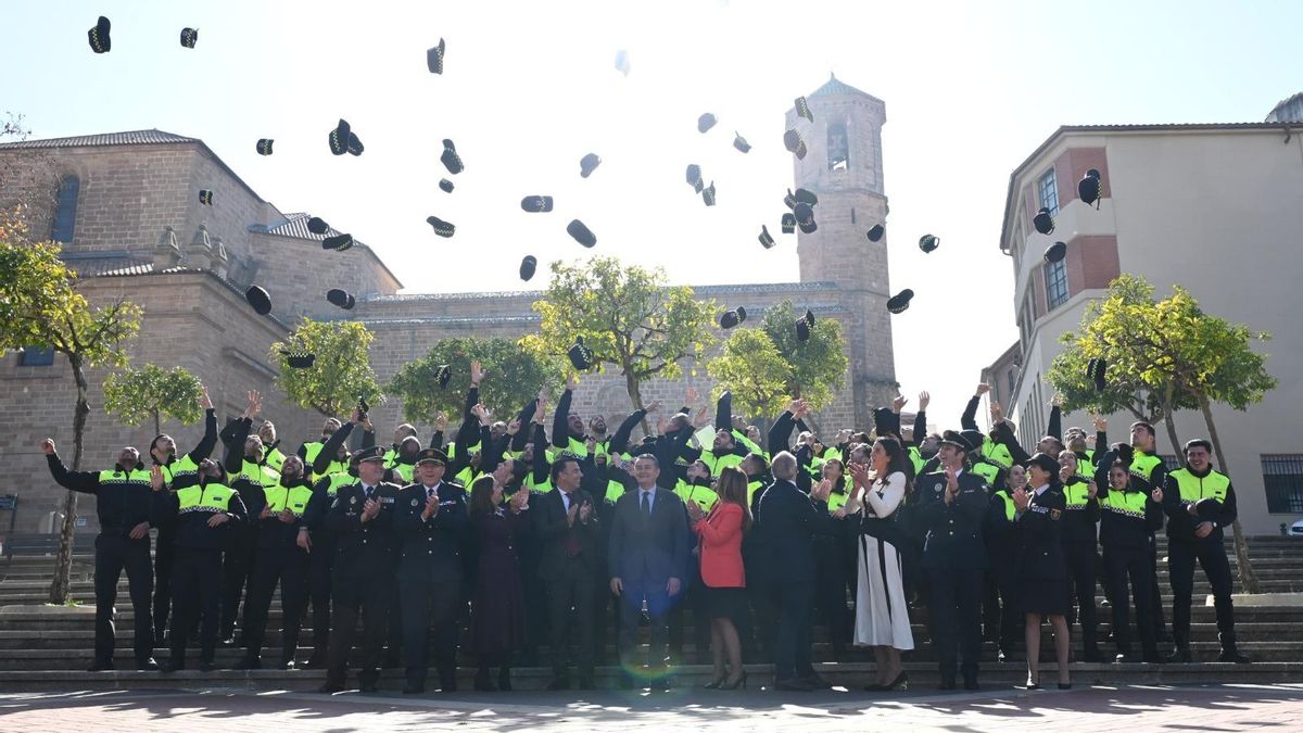 Agentes de una promoción celebran el fin de su formación.
