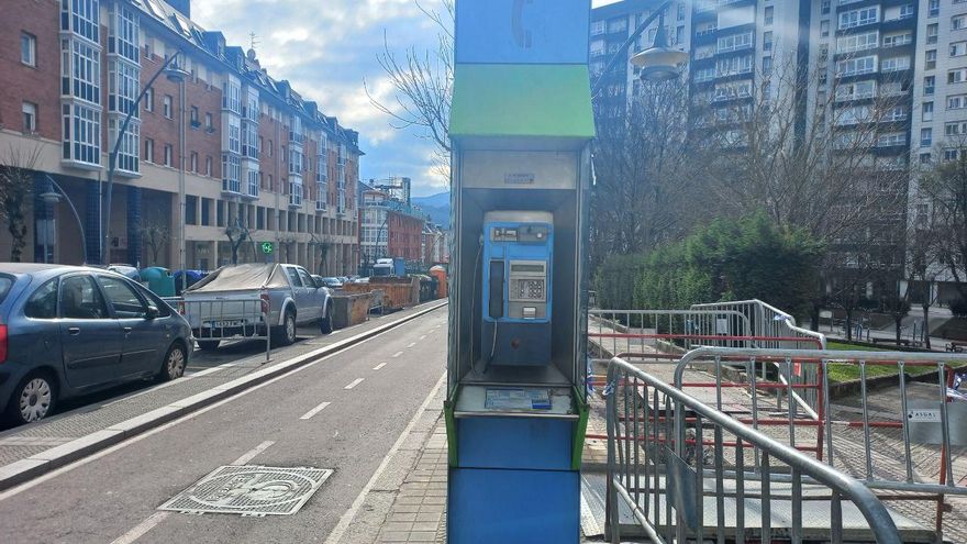 Cabina de teléfono en la calle Julián Gaiarre, en Bilbao