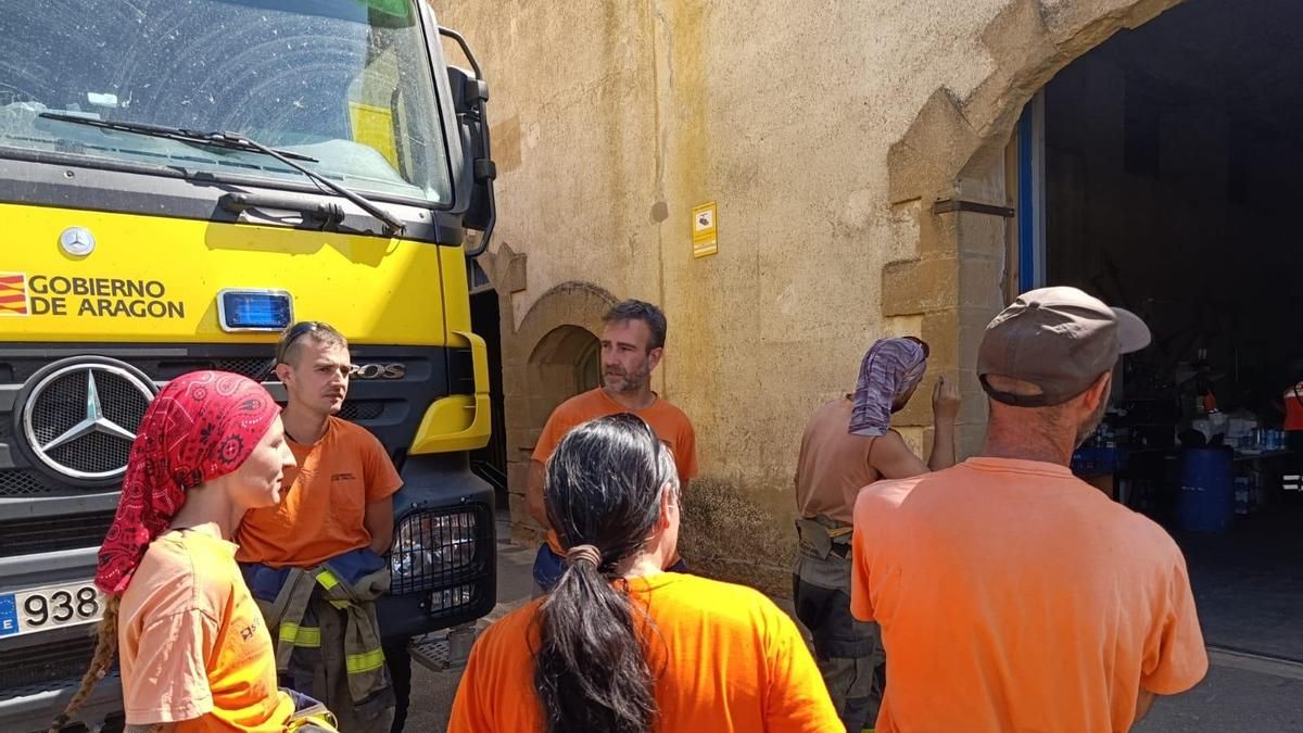 La primera línea de lucha contra el fuego: brigadas y voluntarios sostienen la emergencia en el incendio de Cinco Villas