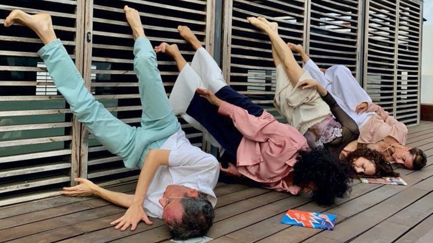 Las tres bailarinas y el narrador de 'Patios con Rima' en la azotea de la Biblioteca Insular