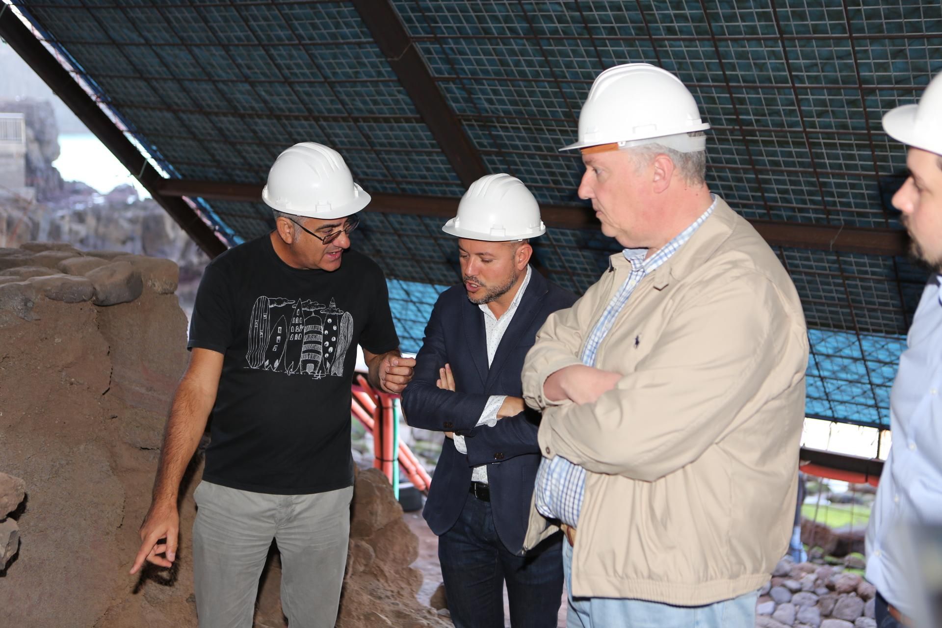 El arqueólogo Valentín Barroso muestra al consejero Carlos Ruiz y al alcalde de Gáldar el Yacimiento