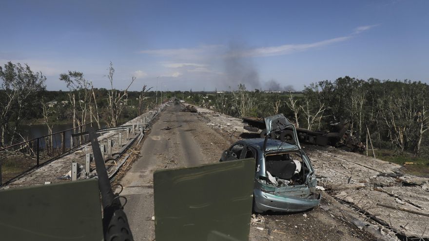 Una carretera dañada cerca de la línea del frente en la ciudad de Severodonetsk, región de Lugansk, Ucrania, el pasado 2 de junio.EFE/EPA/STR