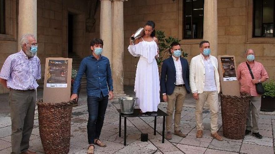 El diputado de Cultura, Arte y Patrimonio, Pablo López Prensa (CI), junto a los alcaldes de Valderas y Gordoncillo, Agustín Lobato (I) y Urbano Seco (D), y el coordinador del evento, Javier Cambero (CD). / Peio García / ICAL