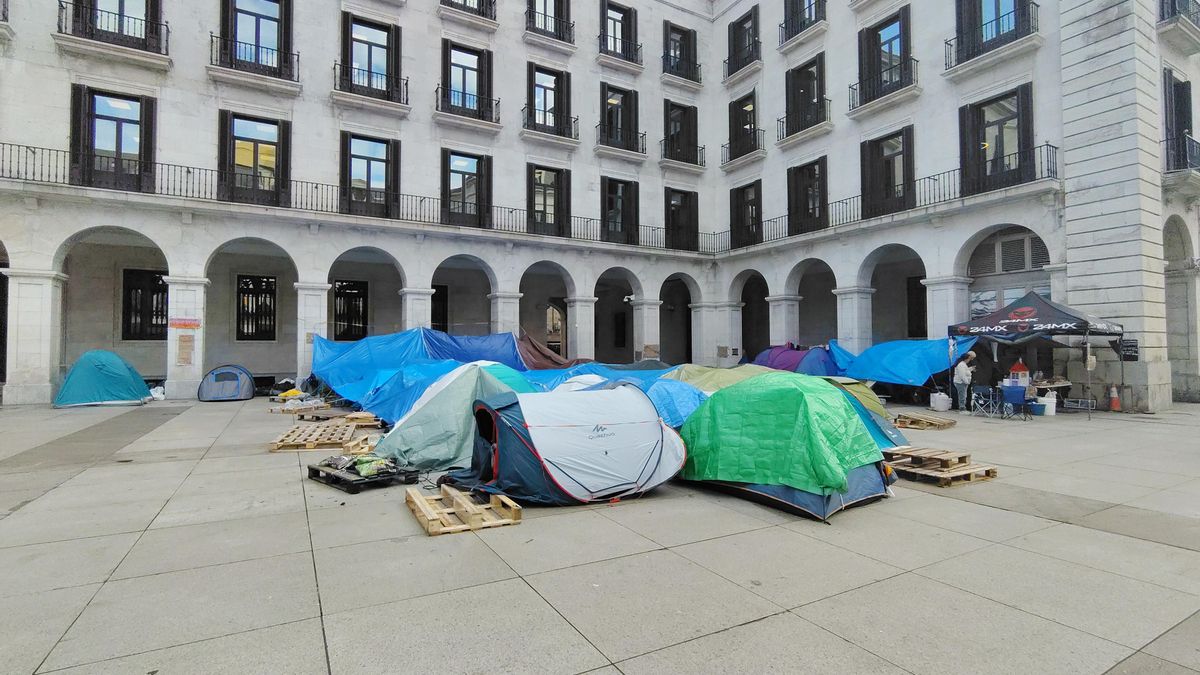 Los acampados en la Plaza Porticada guardarán esta tarde un minuto de silencio y otro "de rabia" por Maricarmen
