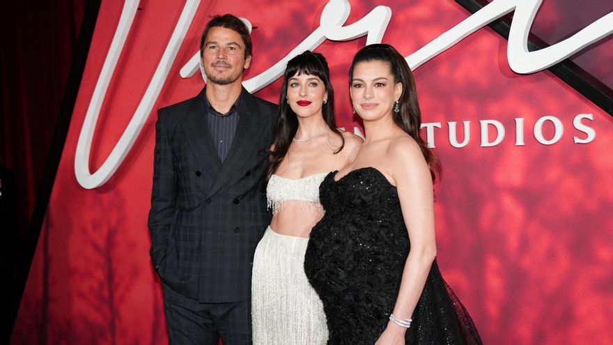 Josh Hartnett, Dakota Johnson y Anne Hathaway en el estreno de 'Verity. La sombra de un engaño'