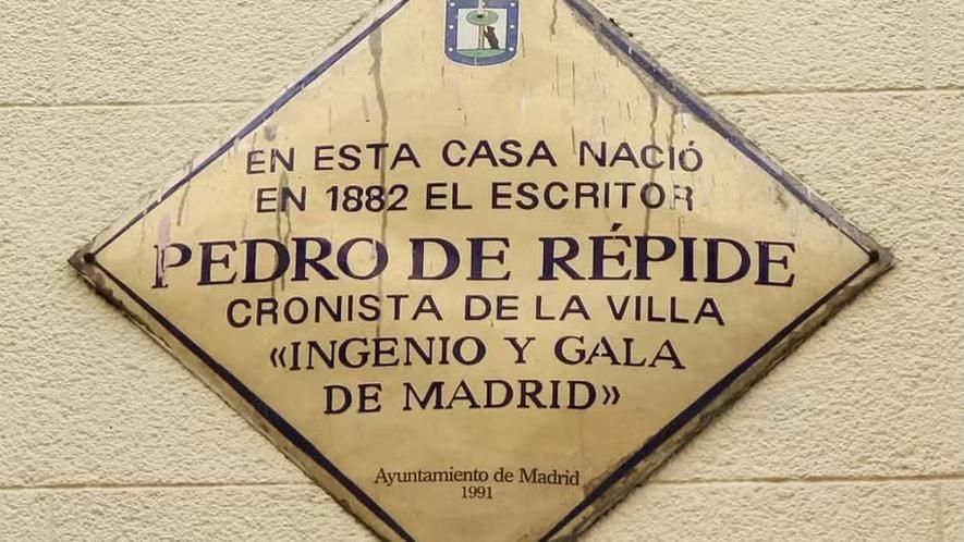 Placa dedicada a Pedro de Répide en el número 5 de la calle de la Morería