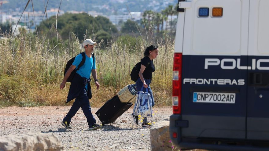 La Policía desaloja a un centenar de trabajadores precarios en Ibiza al inicio de temporada: "Todos merecemos un techo"