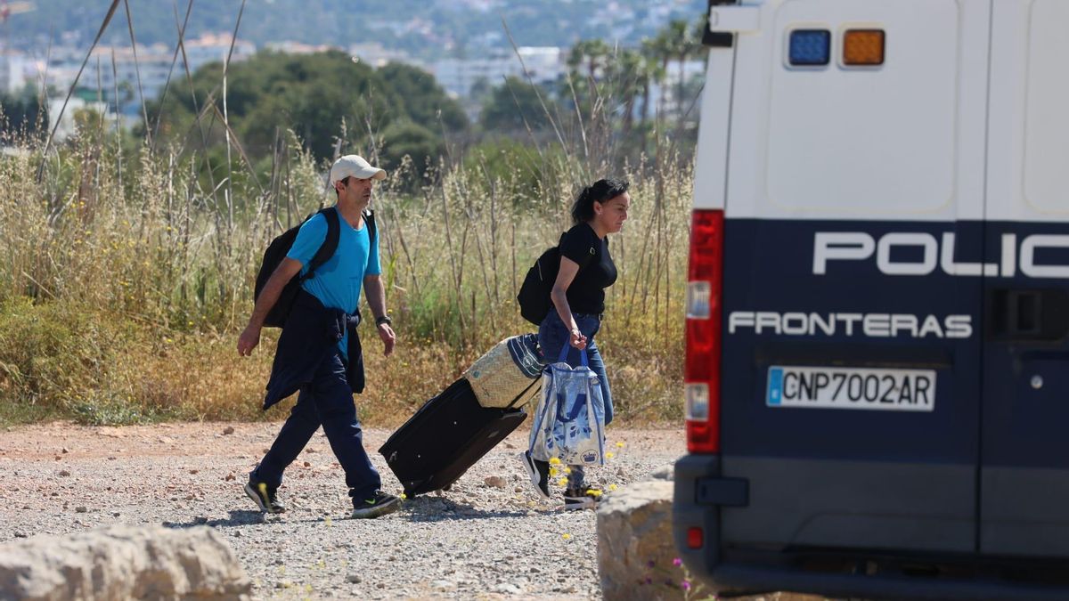 La Policía desaloja a un centenar de trabajadores precarios en Ibiza al inicio de temporada: "Todos merecemos un techo"