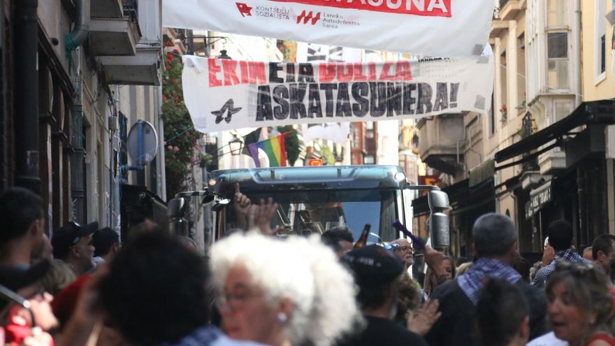 La 'Kutxi' de Vitoria, entre la fiesta y el hartazgo: vivir en el epicentro de las fiestas de La Blanca