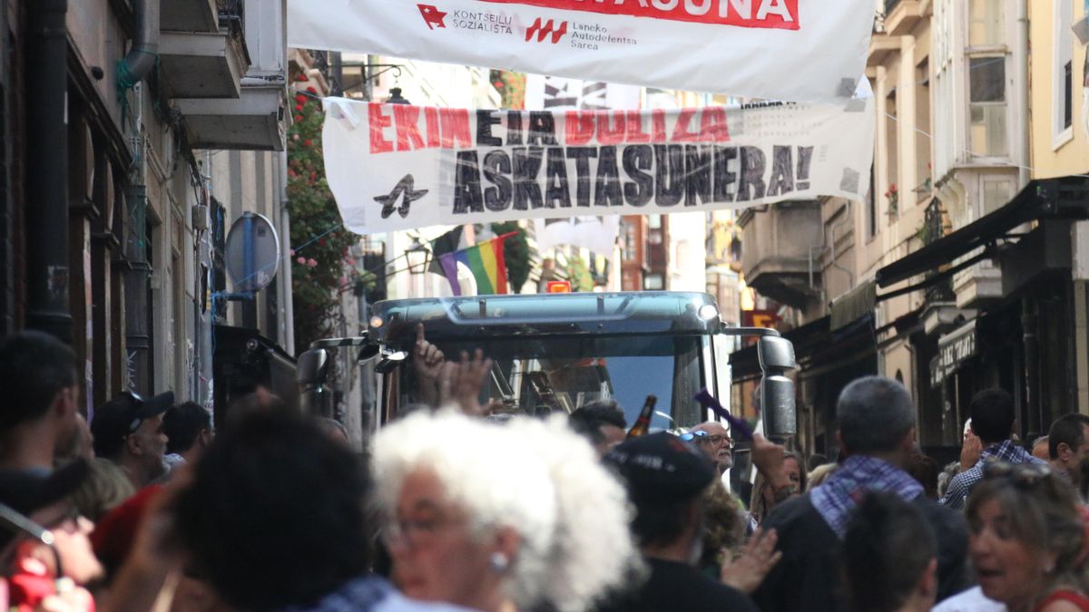 La 'Kutxi' de Vitoria, entre la fiesta y el hartazgo: vivir en el epicentro de las fiestas de La Blanca