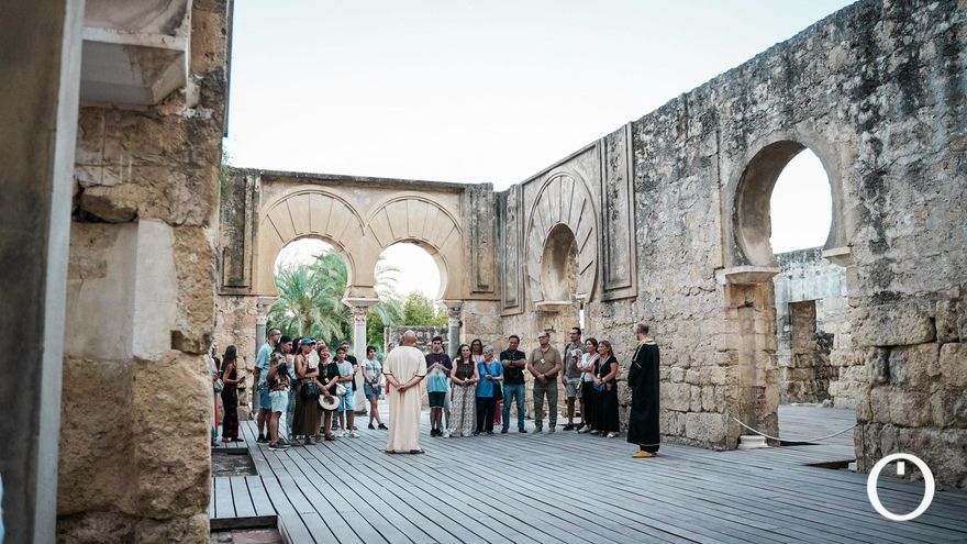 Las visitas teatralizadas cuando cae el sol en Medina Azahara, en imágenes