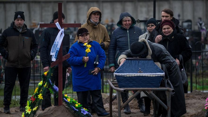 Familiares entierran hoy a una persona en el cementerio, en Bucha (Ucrania). Organismos multilaterales han expresado en los últimos días su conmoción ante las informaciones de las "terribles atrocidades" cometidas por Rusia en ciudades ucranianas como Bucha, Irpin y Mariúpol, y en la estación de trenes de Kramatorsk.