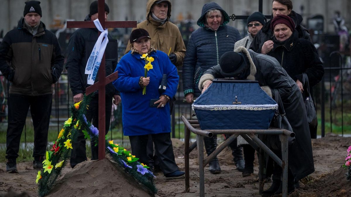 Familiares entierran hoy a una persona en el cementerio, en Bucha (Ucrania). Organismos multilaterales han expresado en los últimos días su conmoción ante las informaciones de las "terribles atrocidades" cometidas por Rusia en ciudades ucranianas como Bucha, Irpin y Mariúpol, y en la estación de trenes de Kramatorsk.