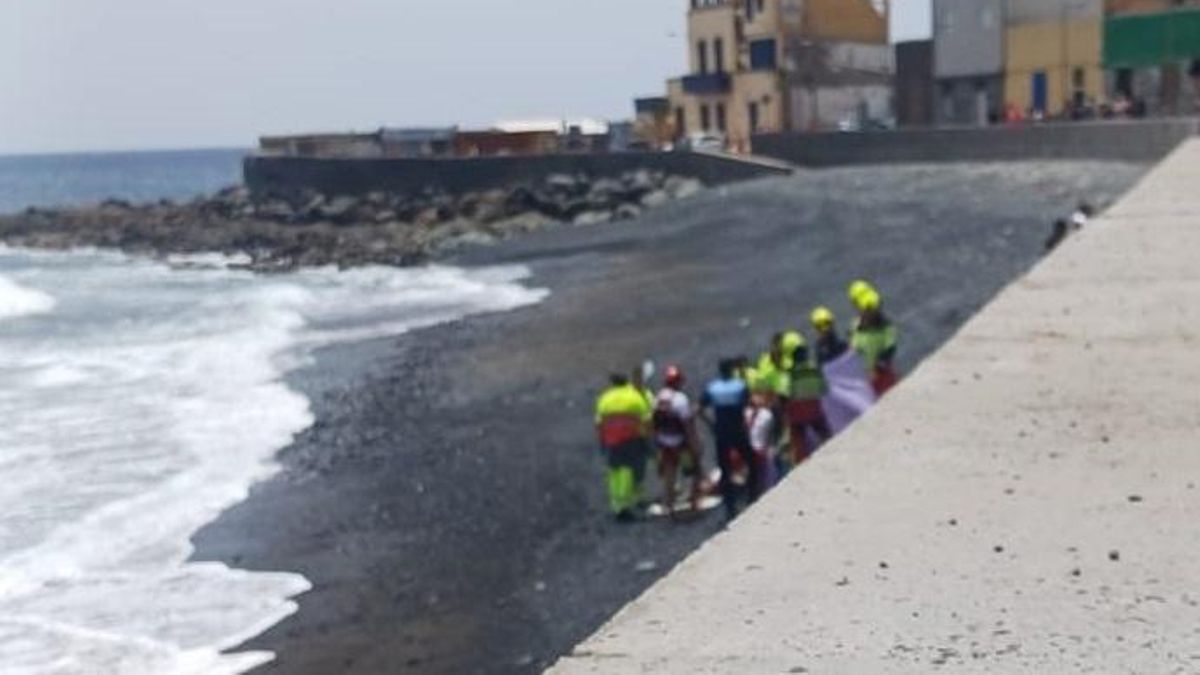 Un fallecido y un afectado con signos de ahogamiento moderado tras ser rescatados del mar en la costa de San Cristóbal, en Las Palmas de Gran Canaria.