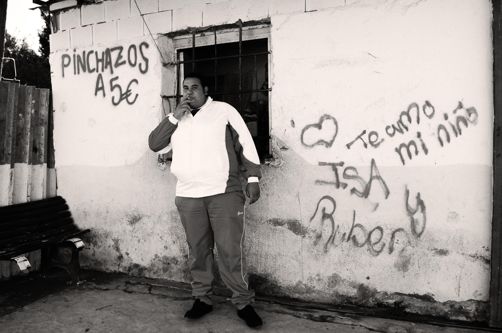 Faisal Benani frente su tienda en la Cañada Real Galiana