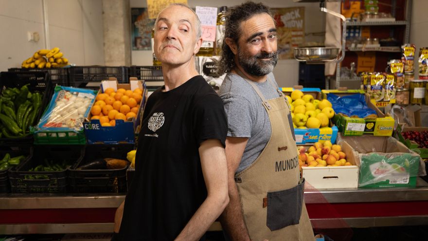 Integrantes del grupo musical Los Desgraciaus, autores de Los Coches Chocones.