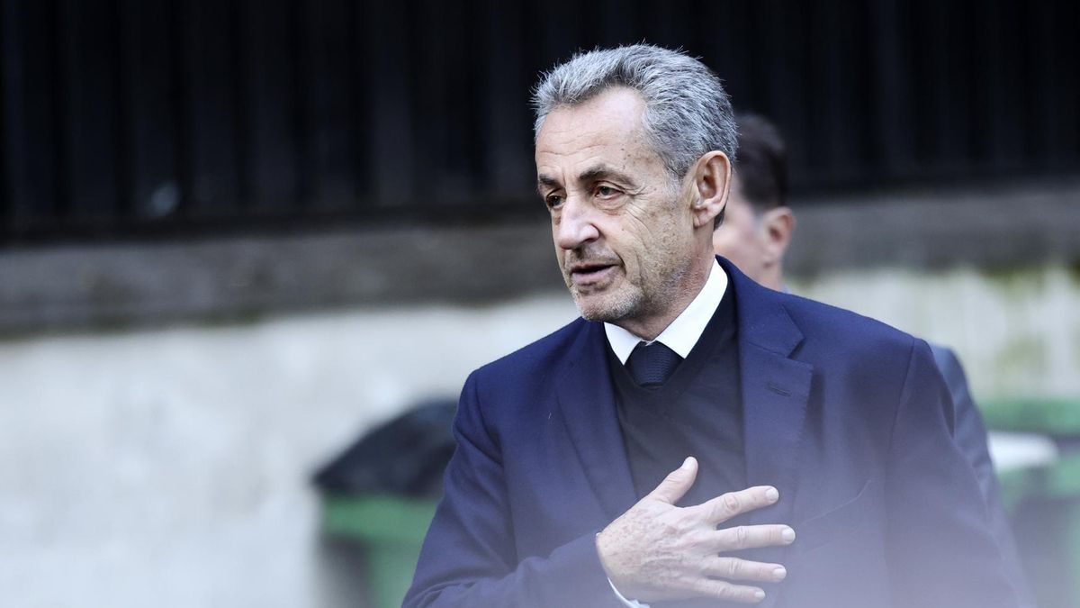 El expresidente francés Nicolás Sarkozy, al marcharse de su residencia antes de ser encarcelado en la prisión parisina de La Santé.