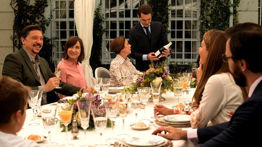 La familia de 'Traición', en una imagen del primer capítulo