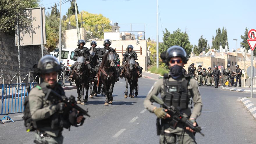La policía de Israel patrulla el barrio de Wadi Al Joz, en la ciudad vieja de Jerusalén, el 13 de octubre de 2023. EFE/EPA/ABIR SULTAN