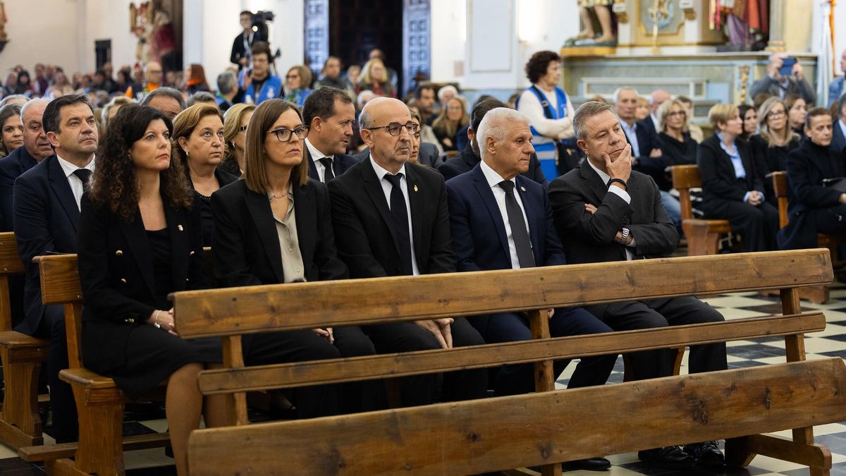 Autoridades en la misa funeral en Urda el 31 de octubre de 2026. En el centro de la primera fila, el alcalde de Los Yébenes, Jesús Pérez, junto al alcalde de Urda, Manuel Galán