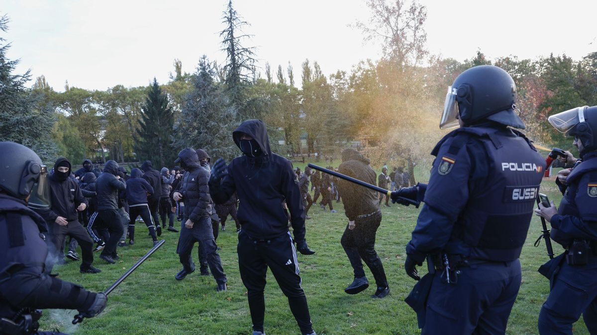 El acto convocado en el campus de la Universidad de Navarra por el activista político Vito Quiles, pese a ser finalmente suspendido, ha provocado enfrentamientos en el mismo recinto universitario y posteriormente en las calles de Pamplona, donde un grupo de personas se ha enfrentado a la Policía Nacional, que ha hecho uso de material antidisturbios. EFE/ Jesús Diges